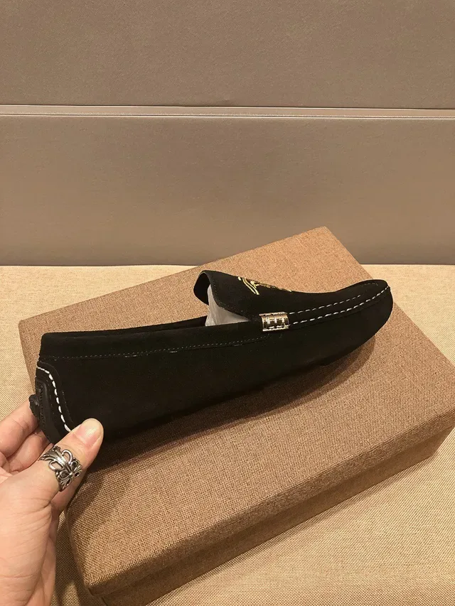 Versace Medusa 刺绣黑色麂皮乐福鞋 4