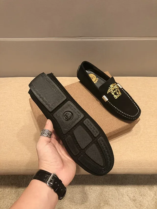 Versace Medusa 刺绣黑色麂皮乐福鞋 5