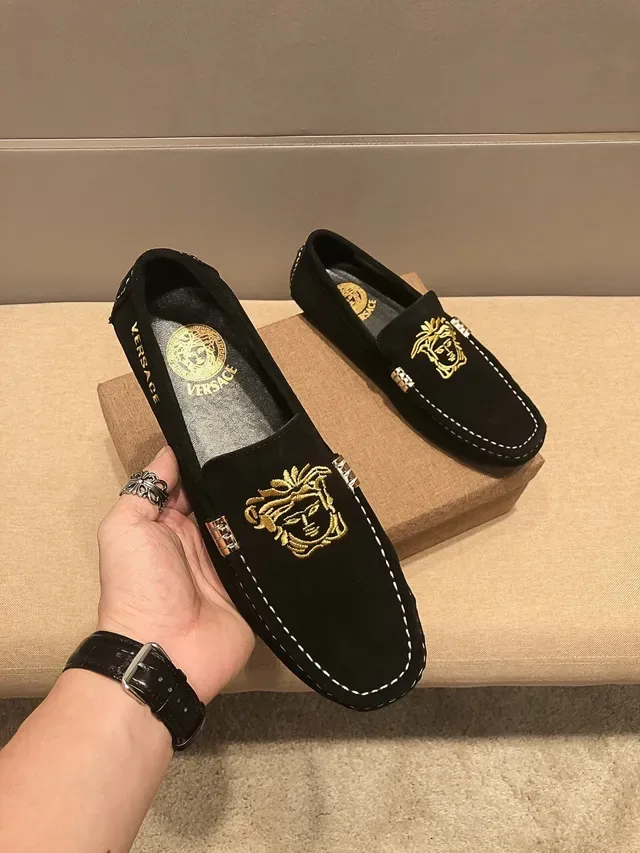 Versace Medusa 刺绣黑色麂皮乐福鞋 6