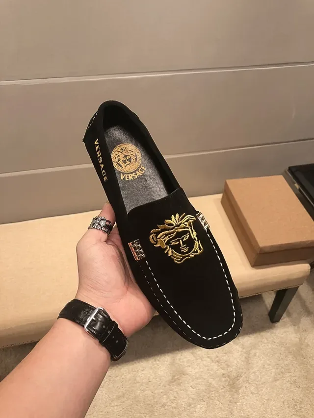 Versace Medusa 刺绣黑色麂皮乐福鞋 8