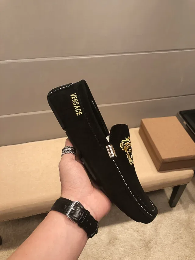 Versace Medusa 刺绣黑色麂皮乐福鞋 9