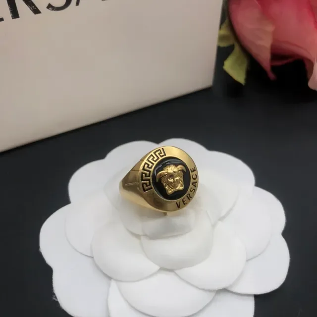 Bague Versace Medusa Signet Or et Noir Émaillé 2