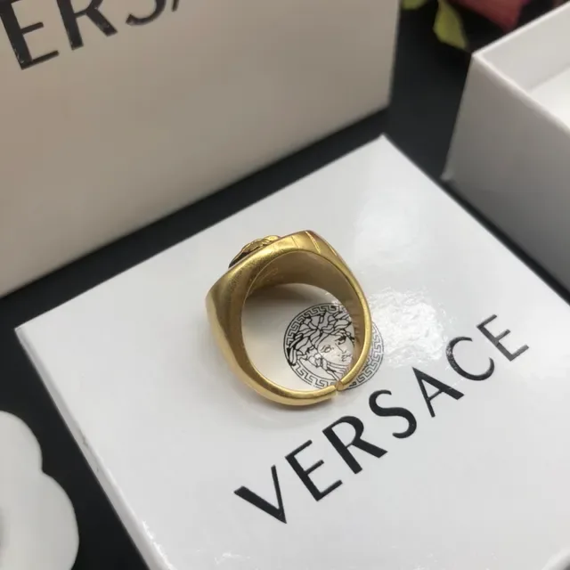 Bague Versace Medusa Signet Or et Noir Émaillé 5