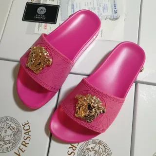 Versace Medusa स्लाइड पिंक गोल्ड हेड एम्बेलिशमेंट ग्रेका बॉर्डर पैटर्न स्लिपर्स