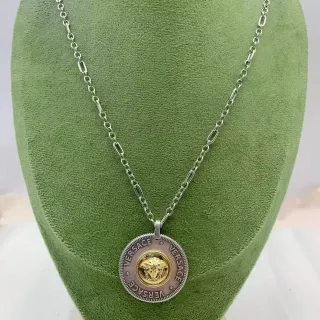 Versace Odissea Collar con colgante de Medusa estilo moneda