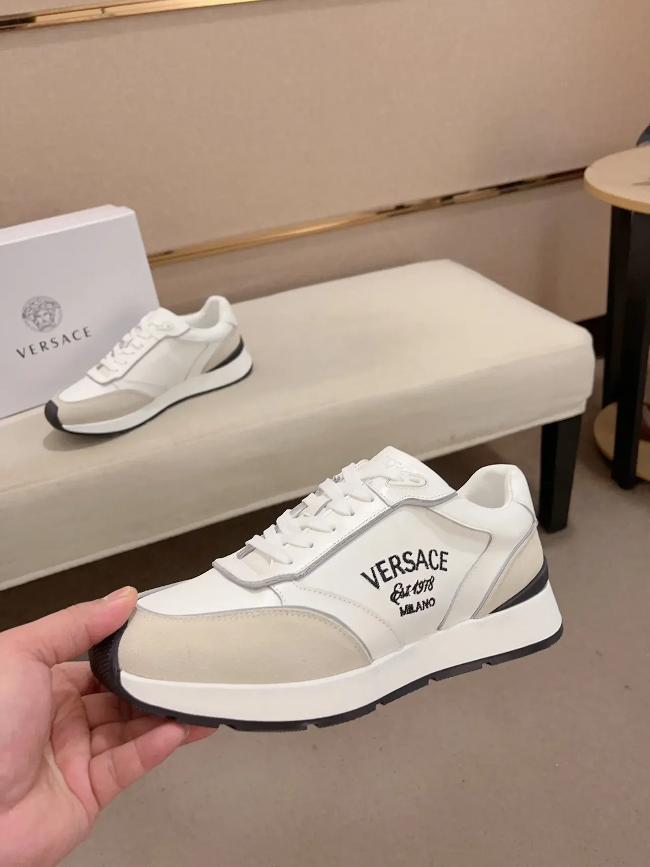 Versace Odissea sneakers lifestyle blanc et beige 3