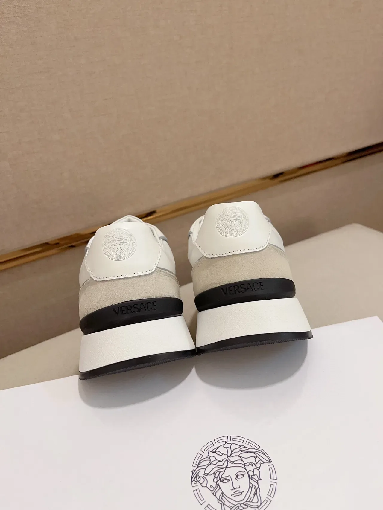 Versace Odissea sneakers lifestyle blanc et beige 8