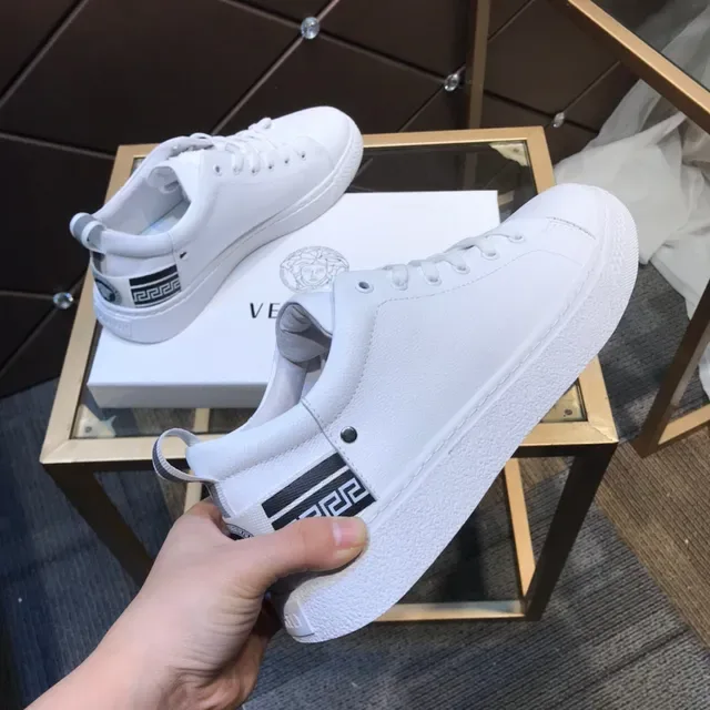 Versace Sneakers Lifestyle Blancs et Noirs en Cuir avec Emblème Medusa-Tongue 5