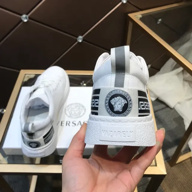 Versace Sneakers Lifestyle Blancs et Noirs en Cuir avec Emblème Medusa-Tongue 6