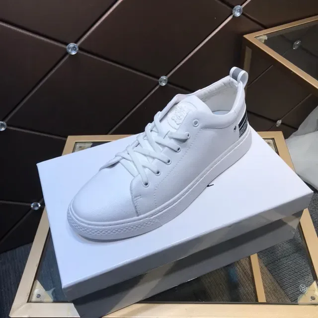 Versace Sneakers Lifestyle Blancs et Noirs en Cuir avec Emblème Medusa-Tongue 7