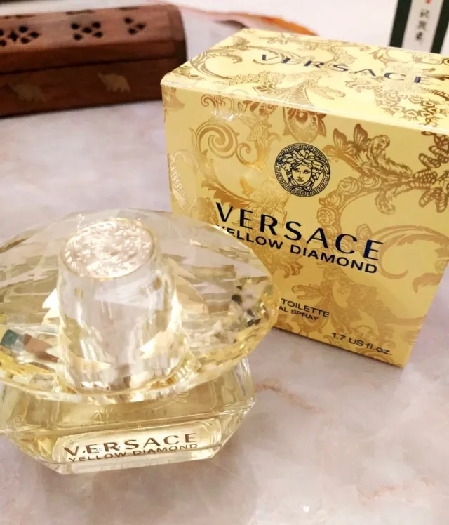 Versace Yellow Diamond Pale Yellow Perfume 3