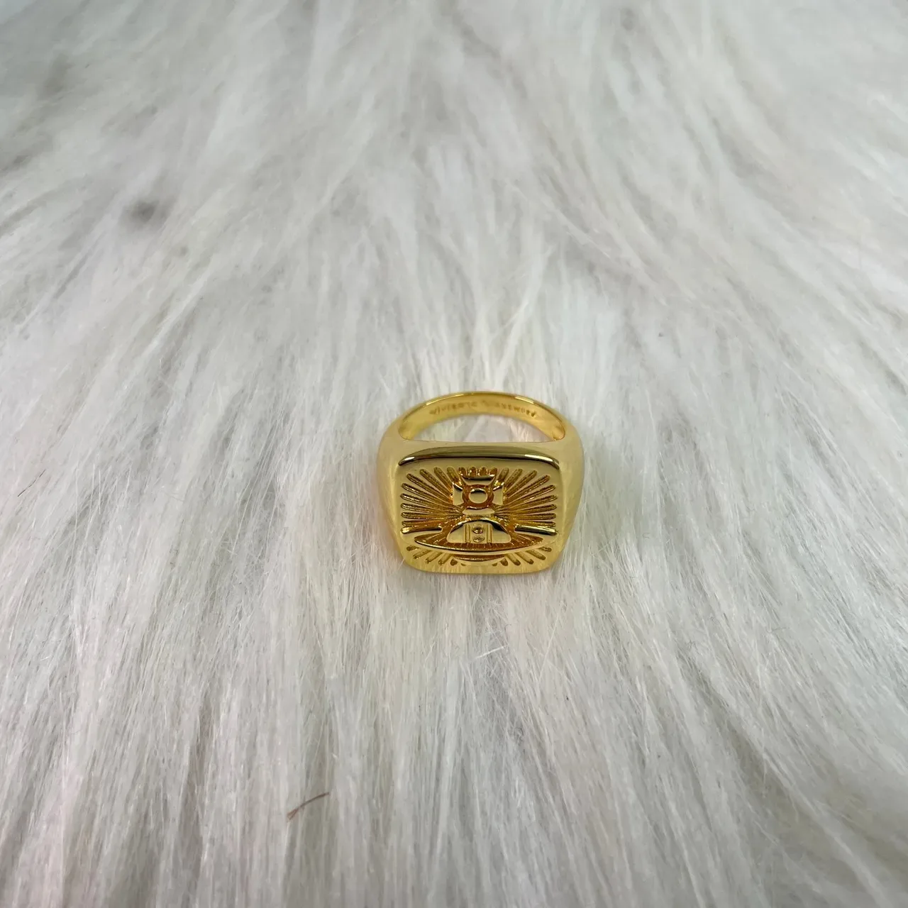 Vivienne Westwood Orb Ring خاتم سيميت مستطيل ذهبي 2