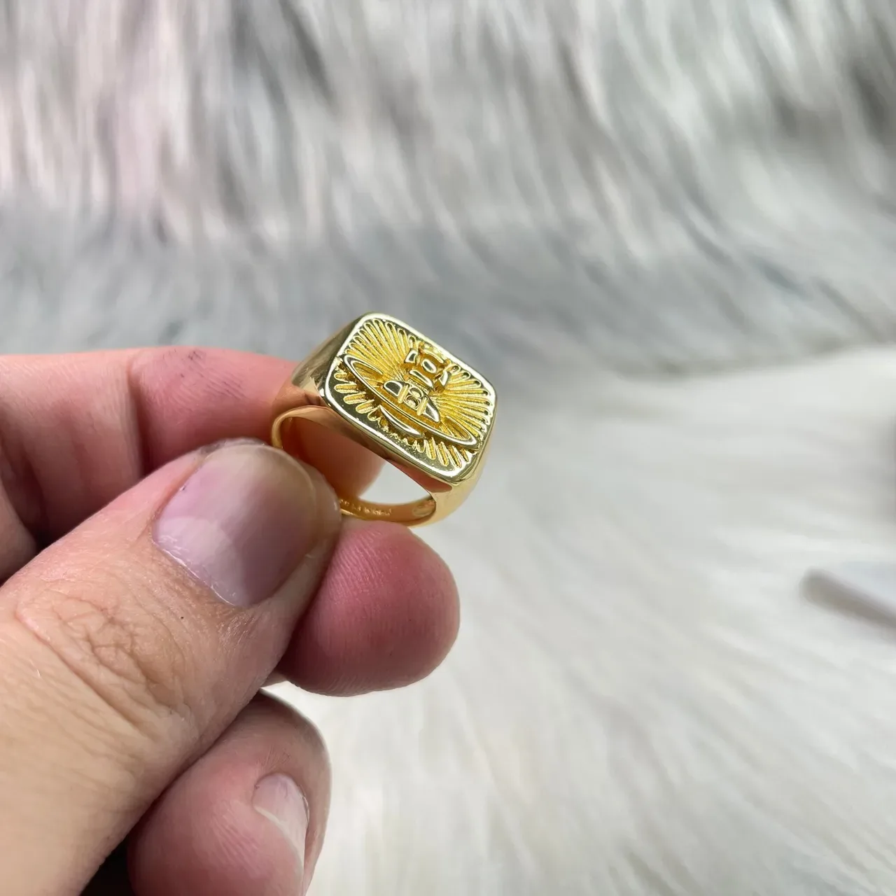 Vivienne Westwood Orb Ring خاتم سيميت مستطيل ذهبي 3