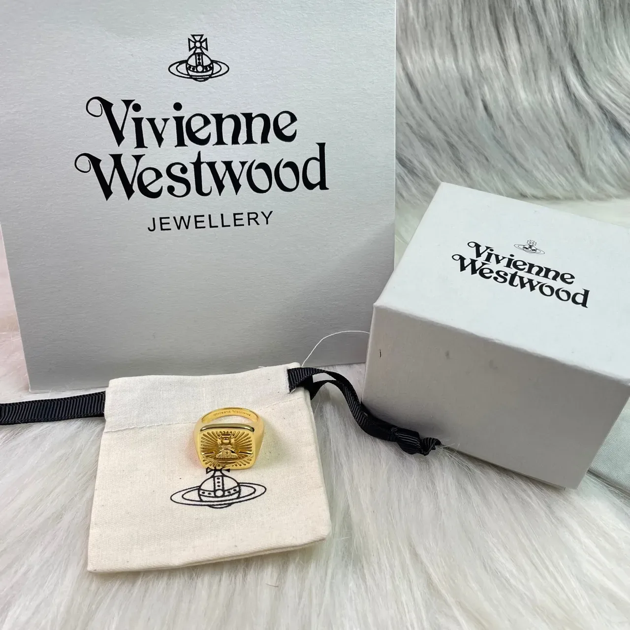 Vivienne Westwood Orb Ring خاتم سيميت مستطيل ذهبي 4