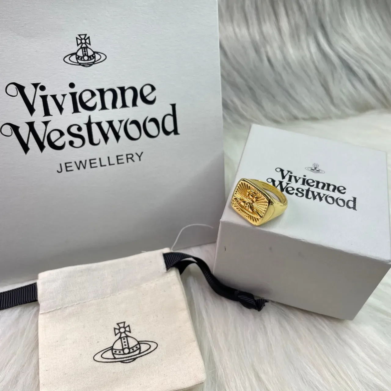 Vivienne Westwood Orb Ring خاتم سيميت مستطيل ذهبي 5