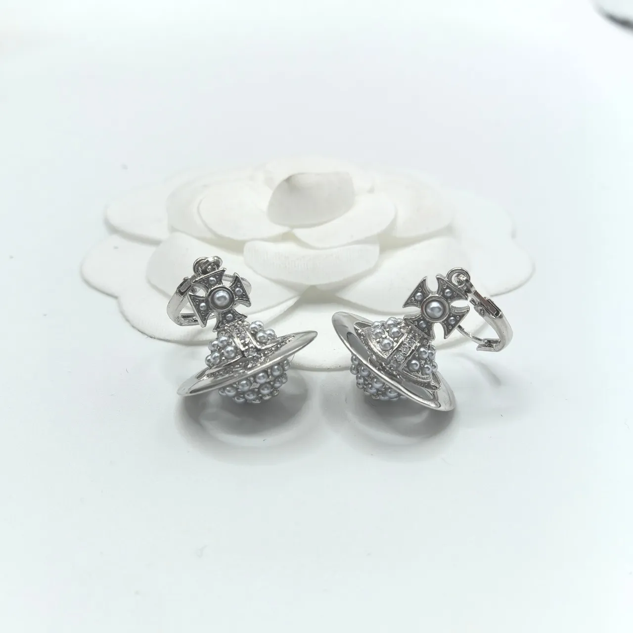 Vivienne Westwood Orb boucles d'oreilles argent et or ornées de perles 2