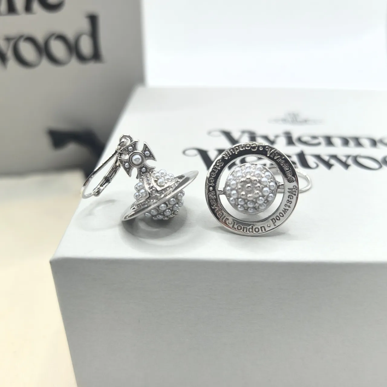 Vivienne Westwood Orb boucles d'oreilles argent et or ornées de perles 3