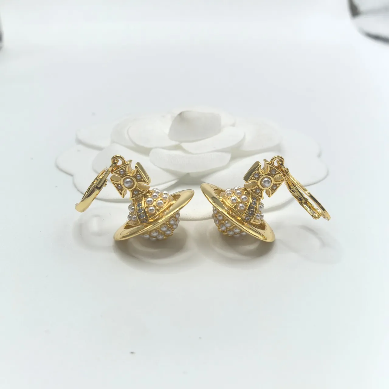 Vivienne Westwood Orb boucles d'oreilles argent et or ornées de perles 4