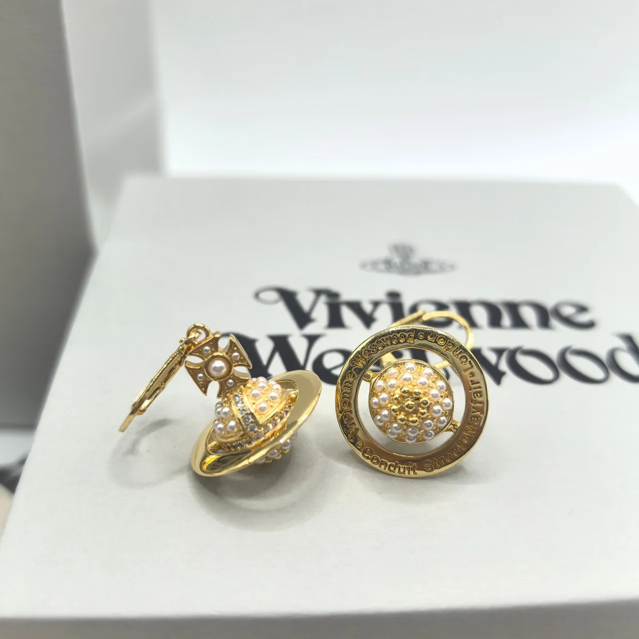 Vivienne Westwood Orb boucles d'oreilles argent et or ornées de perles 6
