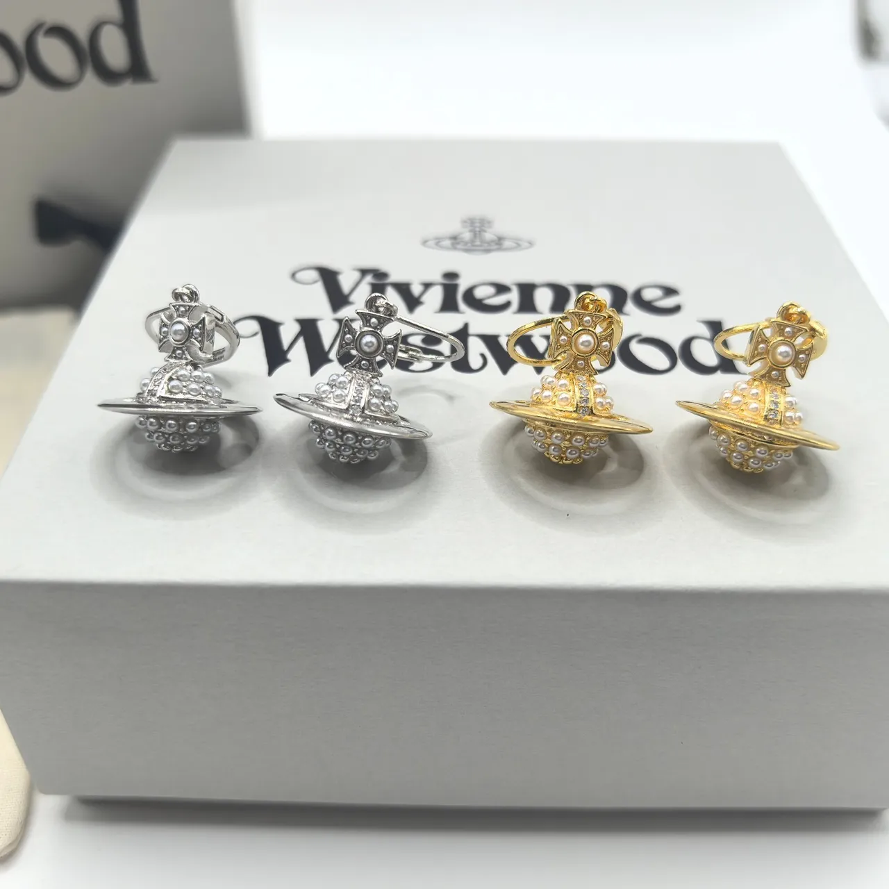Vivienne Westwood Orb boucles d'oreilles argent et or ornées de perles 8