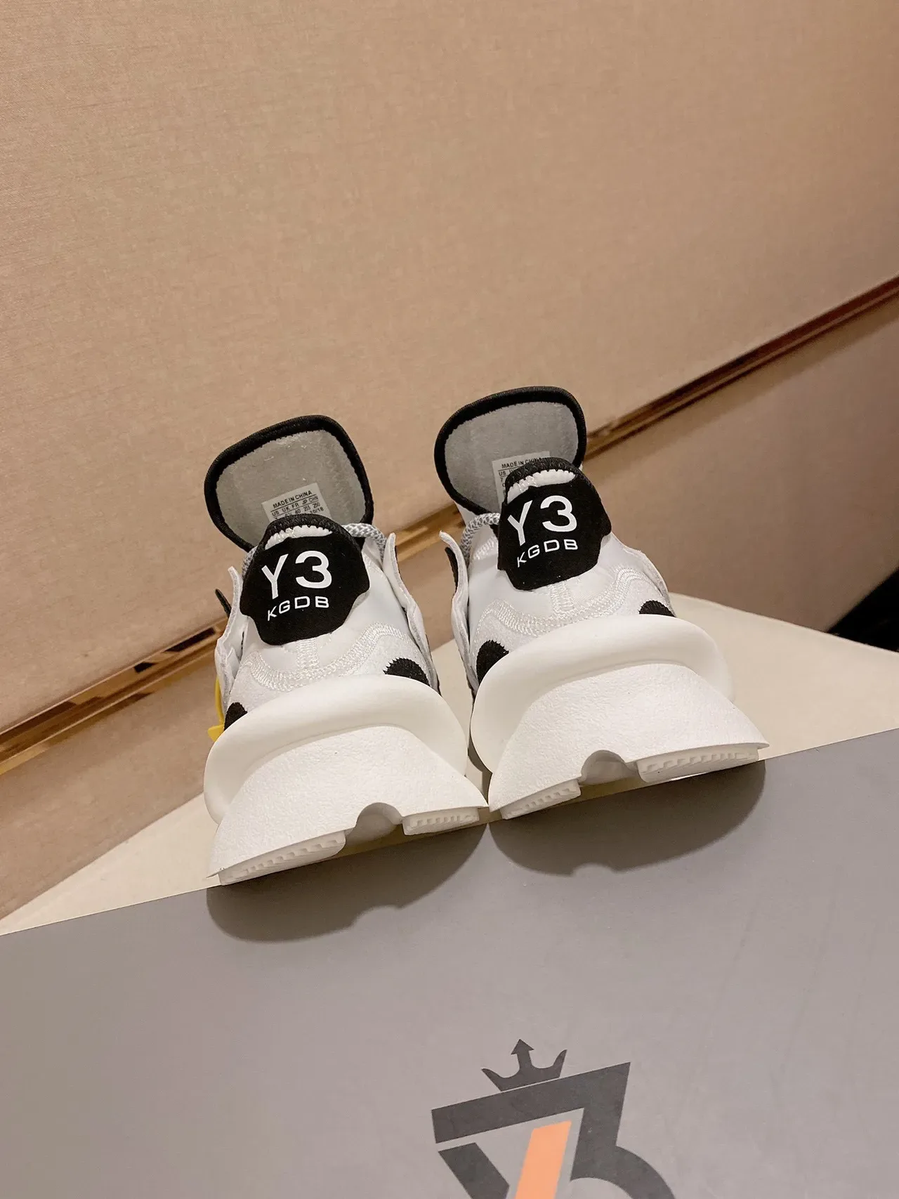 Y-3 Kobo Blanc et Noir Sneakers Chunky à Midsole Sculptée et Overlay Mesh et Cuir 2