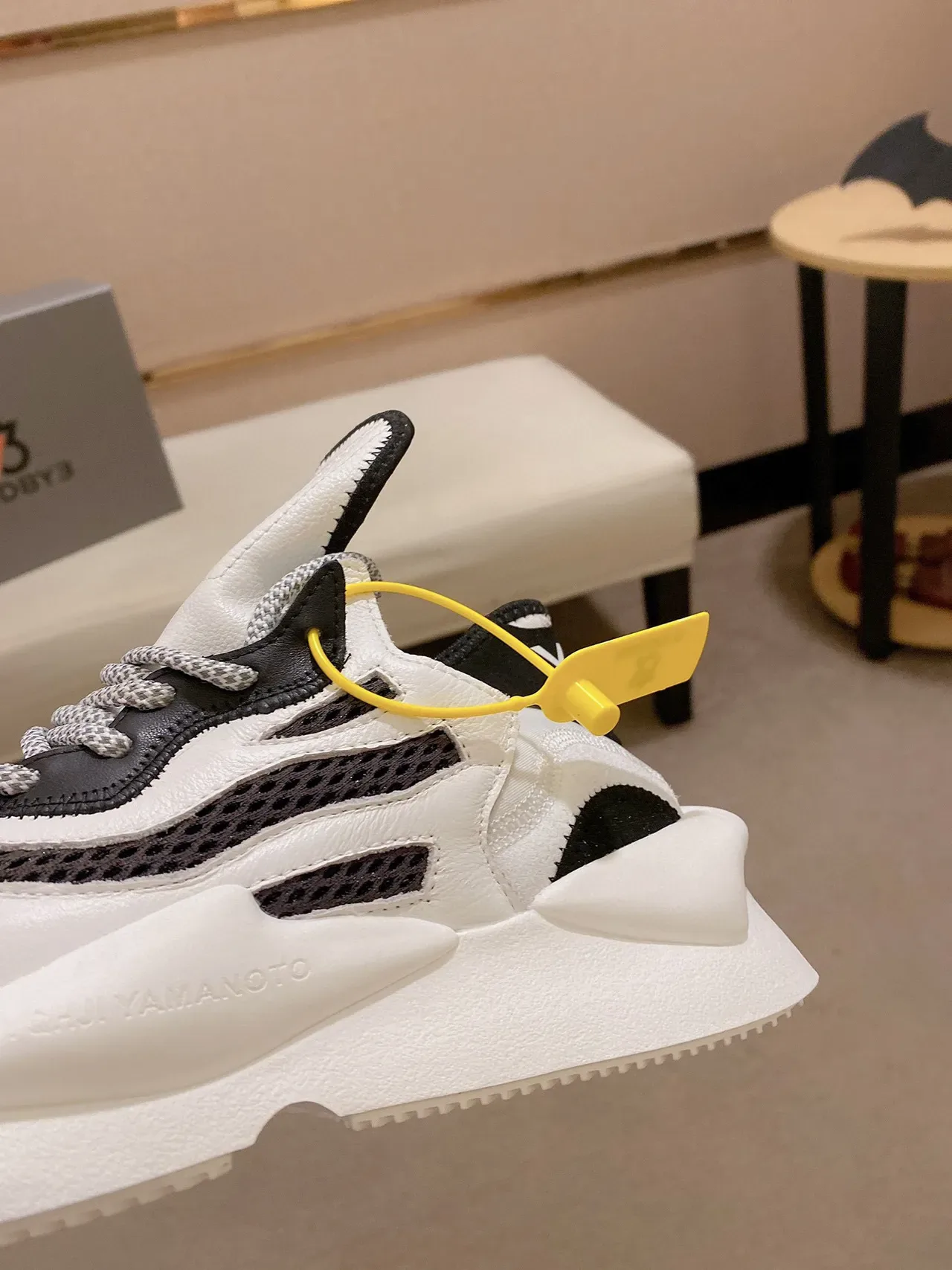 Y-3 Kobo Blanc et Noir Sneakers Chunky à Midsole Sculptée et Overlay Mesh et Cuir 3