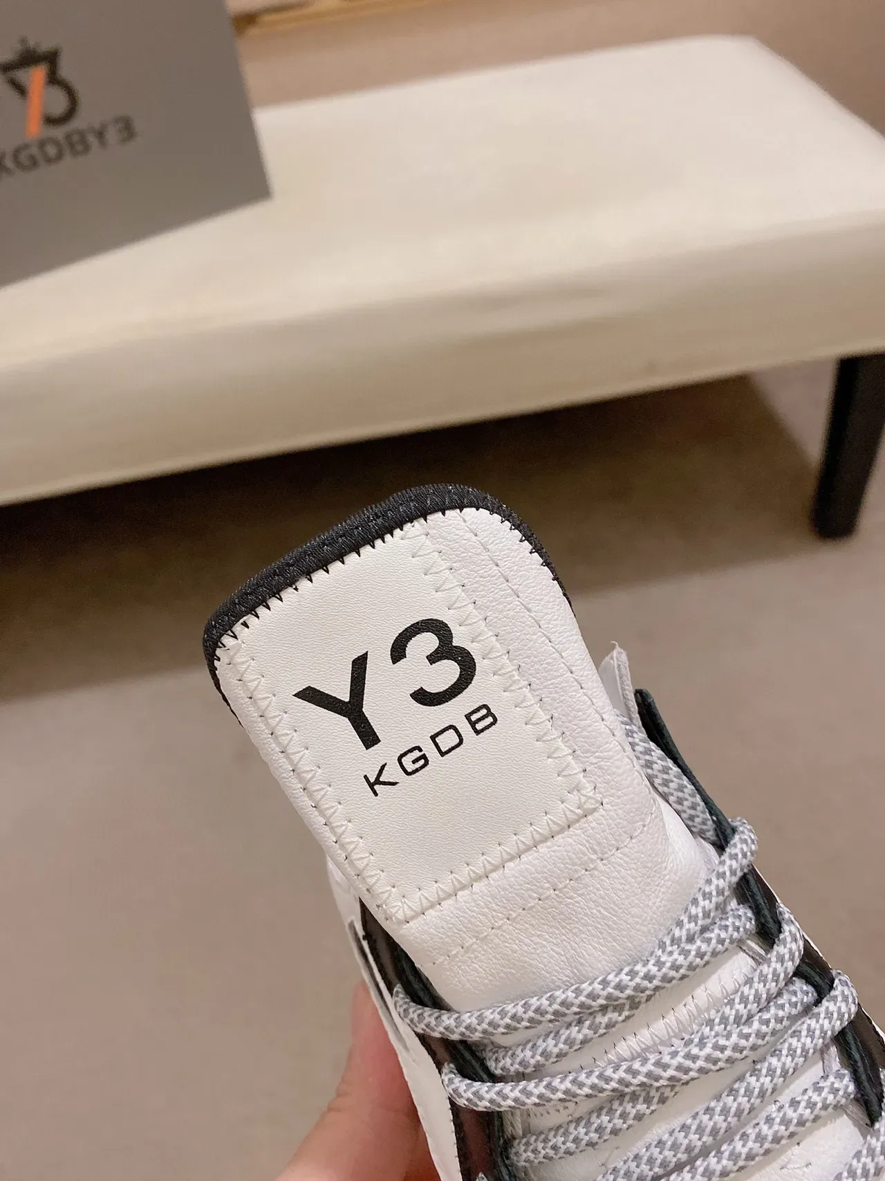 Y-3 Kobo Blanc et Noir Sneakers Chunky à Midsole Sculptée et Overlay Mesh et Cuir 4