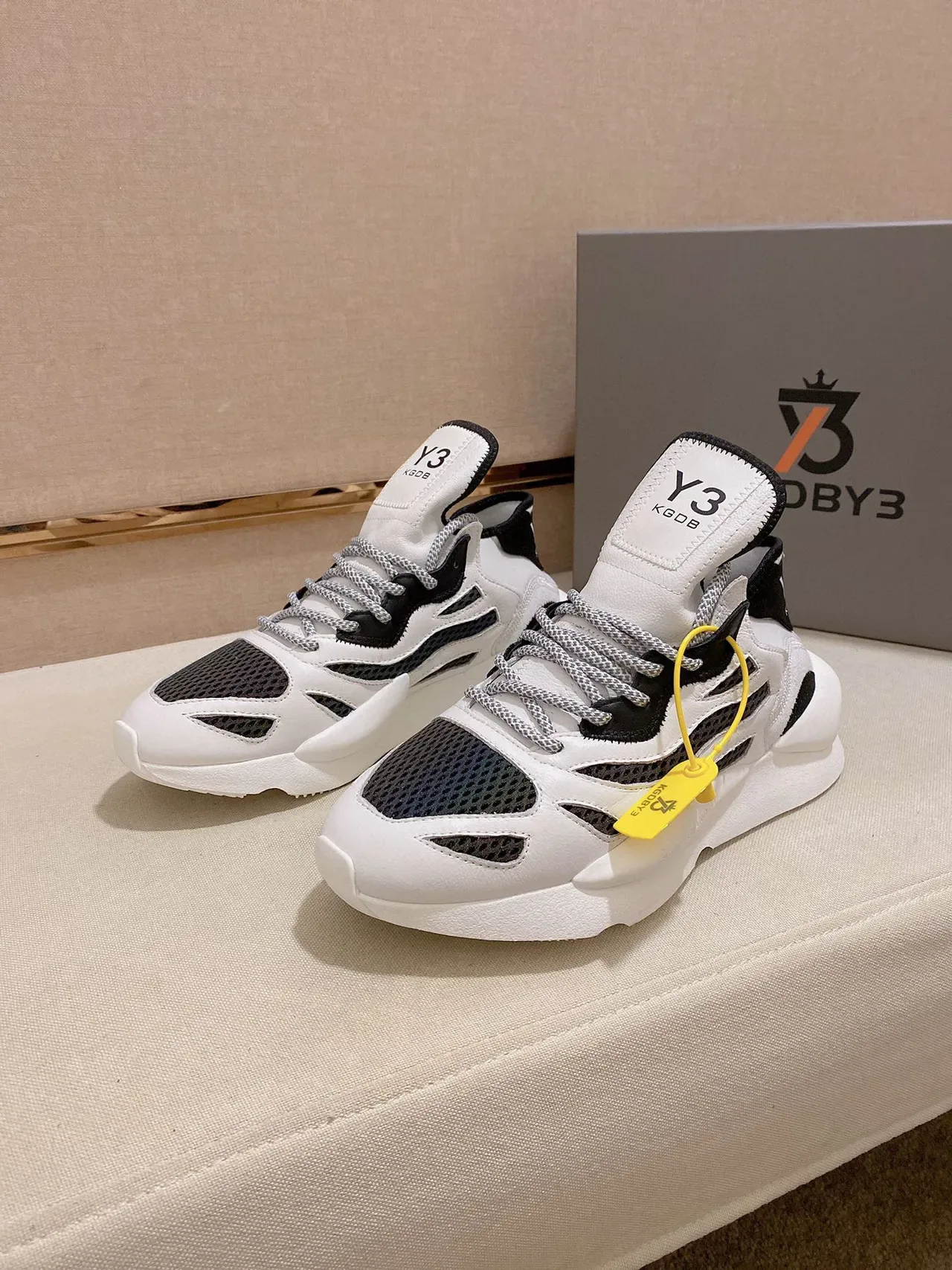 Y-3 Kobo Blanc et Noir Sneakers Chunky à Midsole Sculptée et Overlay Mesh et Cuir 5