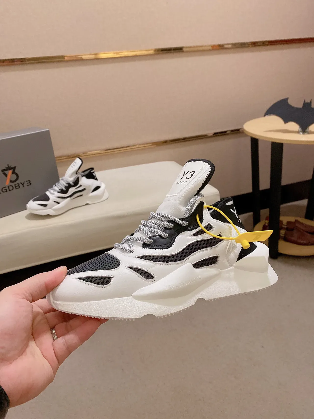 Y-3 Kobo Blanc et Noir Sneakers Chunky à Midsole Sculptée et Overlay Mesh et Cuir 7