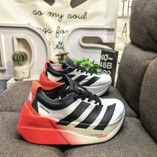 Adidas Adios Boost Zapatos de correr blancos y naranjas con suela media esculpida de gradiente y panel lateral con tres rayas