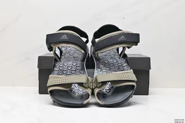 Adidas Sandales Décontractées en Synthétique Perforées Multi-Brides Beige Noir 3