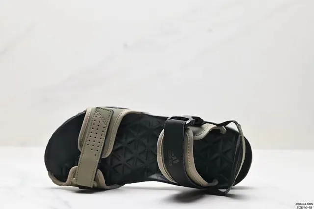Adidas Sandales Décontractées en Synthétique Perforées Multi-Brides Beige Noir 8