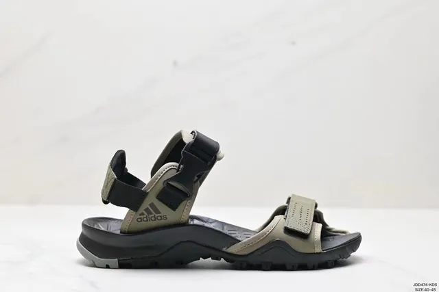 Adidas Sandales Décontractées en Synthétique Perforées Multi-Brides Beige Noir 9