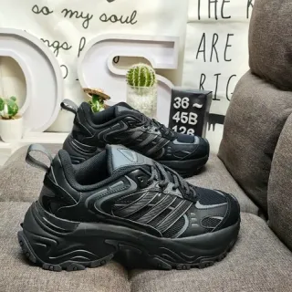 Adidas काला भूरा सोल एकरंगी चंकी स्नीकर्स