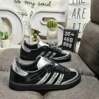 Adidas काली चांदी चमकदार पैटेंट लेदर मेटलिक स्ट्राइप लाइफस्टाइल स्नीकर