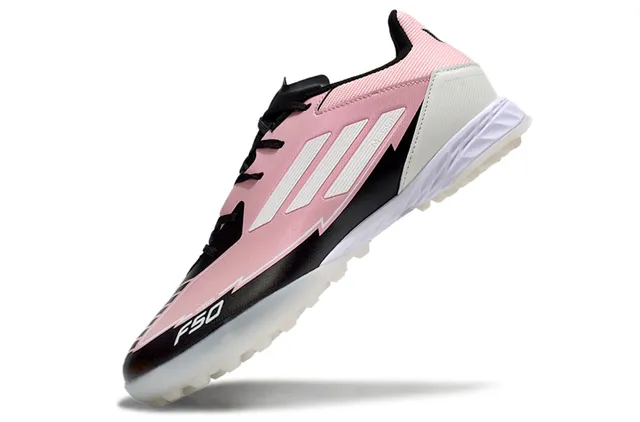 Adidas F50 Tênis de futebol rosa preto de cano baixo com parte superior sintética e três listras laterais para grama artificial 3
