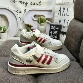 Adidas Forum Low Off-White और Burgundy लाइफस्टाइल स्नीकर