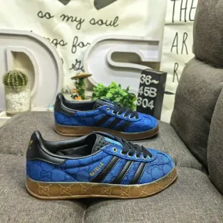 Adidas Gazelle नीली जैकार्ड काले ट्रिम गम सोल लाइफस्टाइल स्नीकर