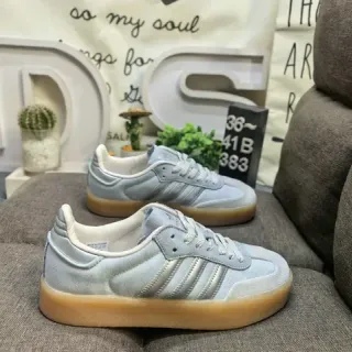 Adidas ग्रे ब्राउन लो-टॉप गम सोल लाइफस्टाइल स्नीकर