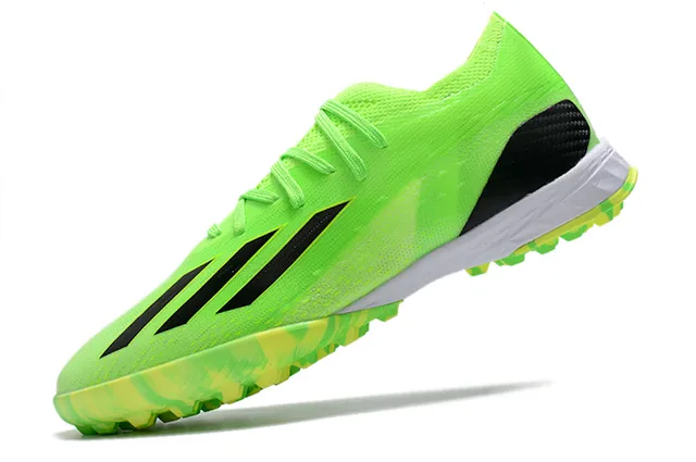 Adidas Chaussures de football avec upper en tricot vert noir, lacets asymétriques et gazon artificiel 23