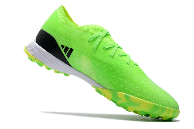 Adidas Chaussures de football avec upper en tricot vert noir, lacets asymétriques et gazon artificiel 24