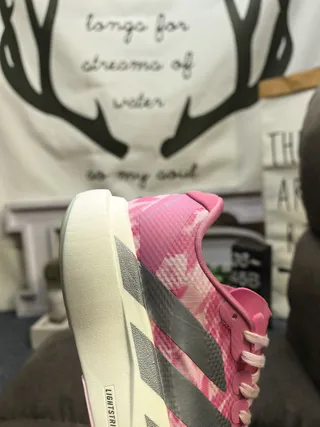 Adidas Lightstrike Pro Tênis de corrida com malha superior rosa cinza estampado camo faixa prateada de três listras 3