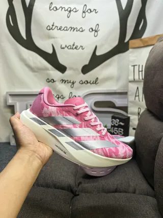 Adidas Lightstrike Pro Tênis de corrida com malha superior rosa cinza estampado camo faixa prateada de três listras 5