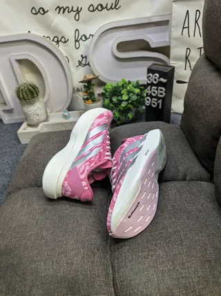 Adidas Lightstrike Pro Tênis de corrida com malha superior rosa cinza estampado camo faixa prateada de três listras 6