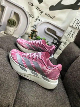 Adidas Lightstrike Pro Tênis de corrida com malha superior rosa cinza estampado camo faixa prateada de três listras 7