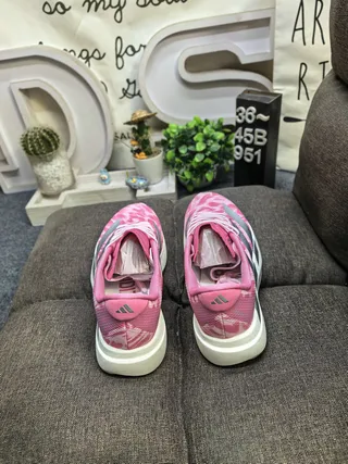 Adidas Lightstrike Pro Tênis de corrida com malha superior rosa cinza estampado camo faixa prateada de três listras 8