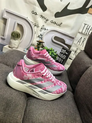 Adidas Lightstrike Pro Tênis de corrida com malha superior rosa cinza estampado camo faixa prateada de três listras 9