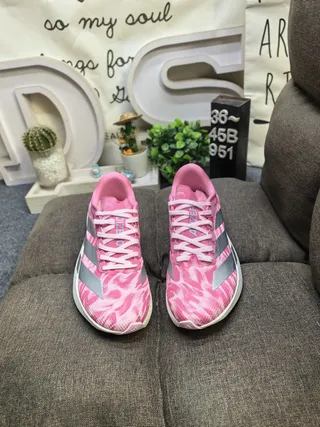 Adidas Lightstrike Pro Tênis de corrida com malha superior rosa cinza estampado camo faixa prateada de três listras 10