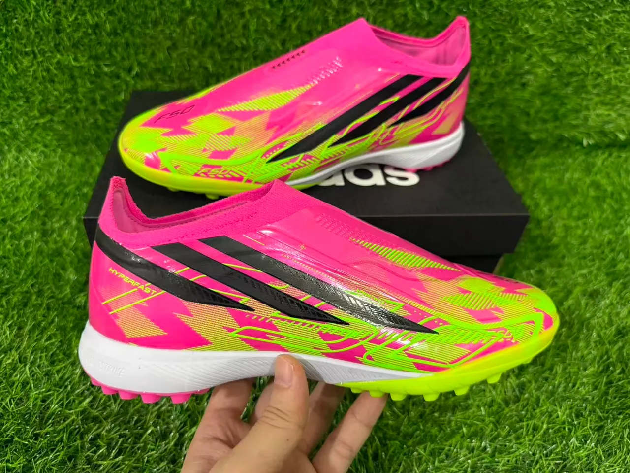 Adidas وردي أخضر ربطة عنق من النوع الجورب تغطية الإطار الصناعي عشب أحذية كرة القدم 2