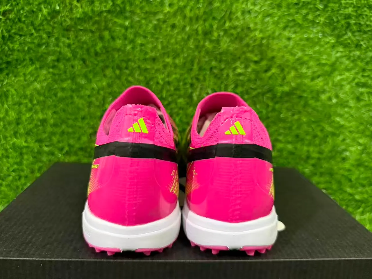 Adidas وردي أخضر ربطة عنق من النوع الجورب تغطية الإطار الصناعي عشب أحذية كرة القدم 3